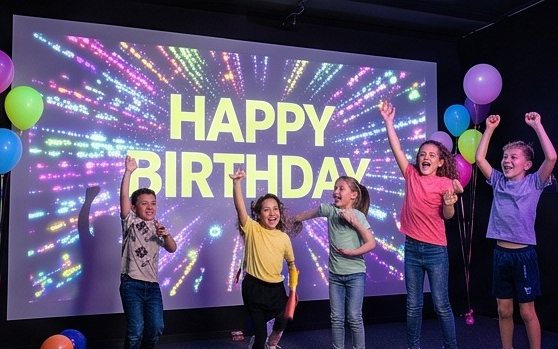 Kindergeburtstag vor der leuchtenden Spielwand